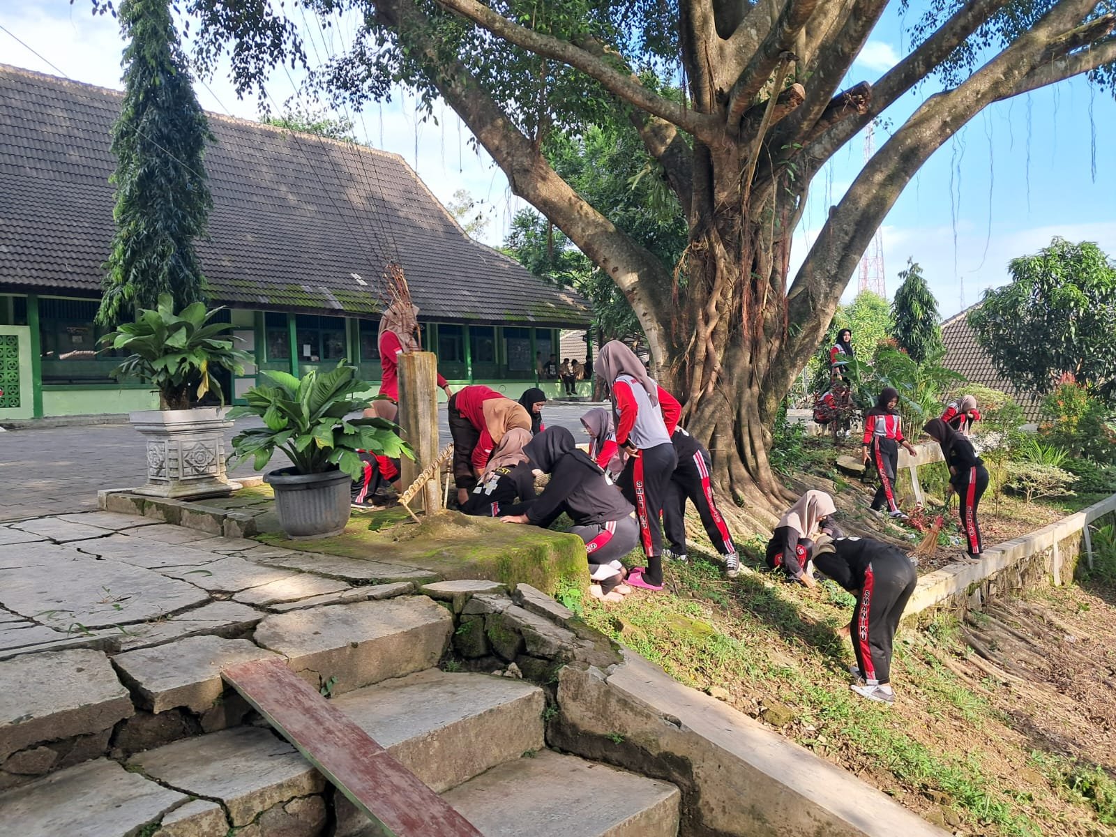 Wujudkan Sekolah Asri, Warga SMAN 1 Kemusu Kompak "Gropyokan" Rumput Liar pada kegiatan Jum'at Bersih