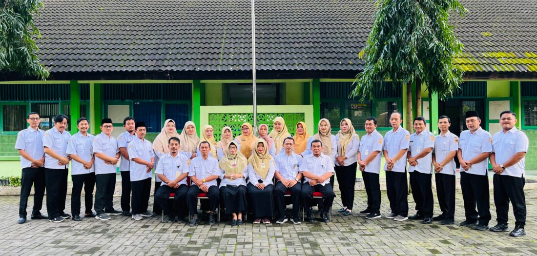 guru seragam putih