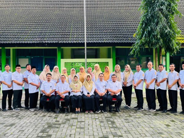 guru seragam putih