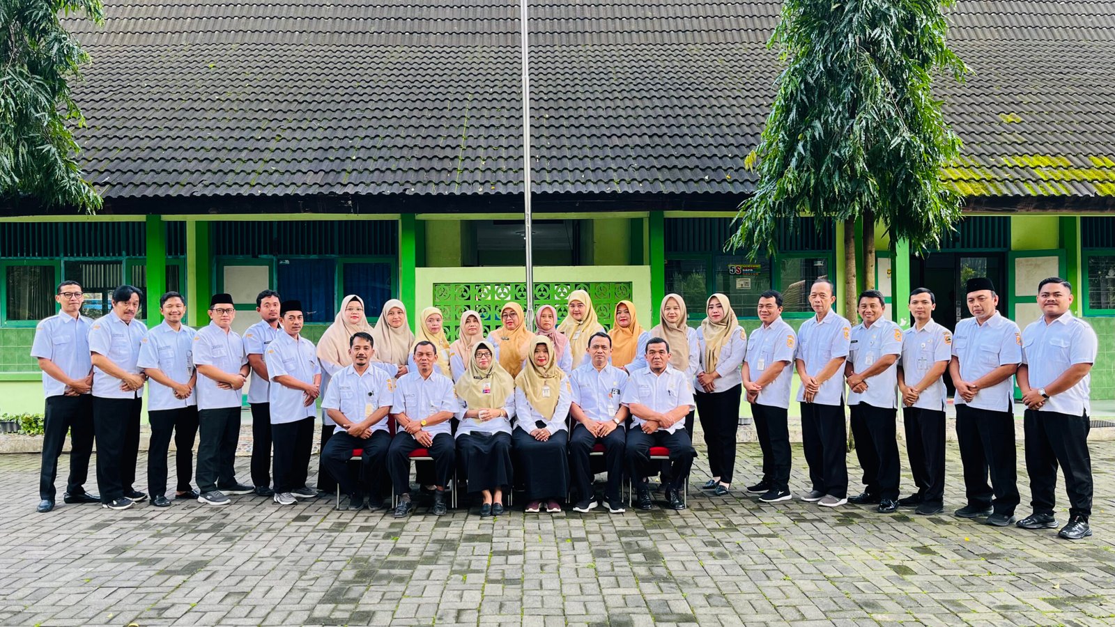 guru seragam putih