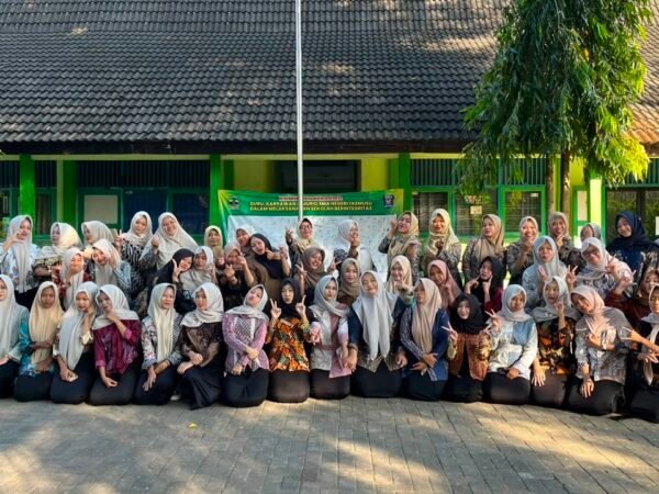 Peringati Hari Keluarga Nasional ke-33, SMA Negeri 1 Kemusu Gelar Upacara Khidmat Berbusana Batik
