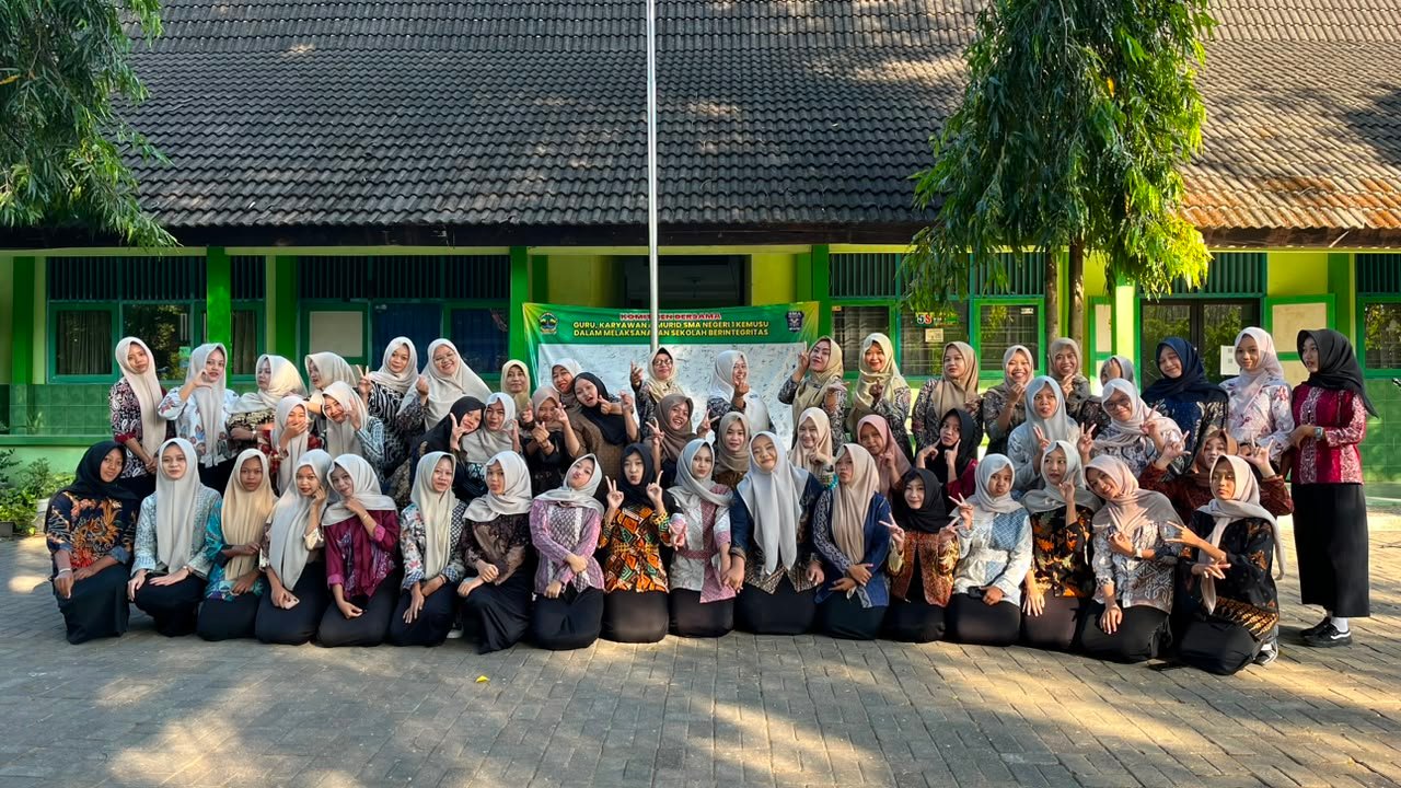 Peringati Hari Keluarga Nasional ke-33, SMA Negeri 1 Kemusu Gelar Upacara Khidmat Berbusana Batik